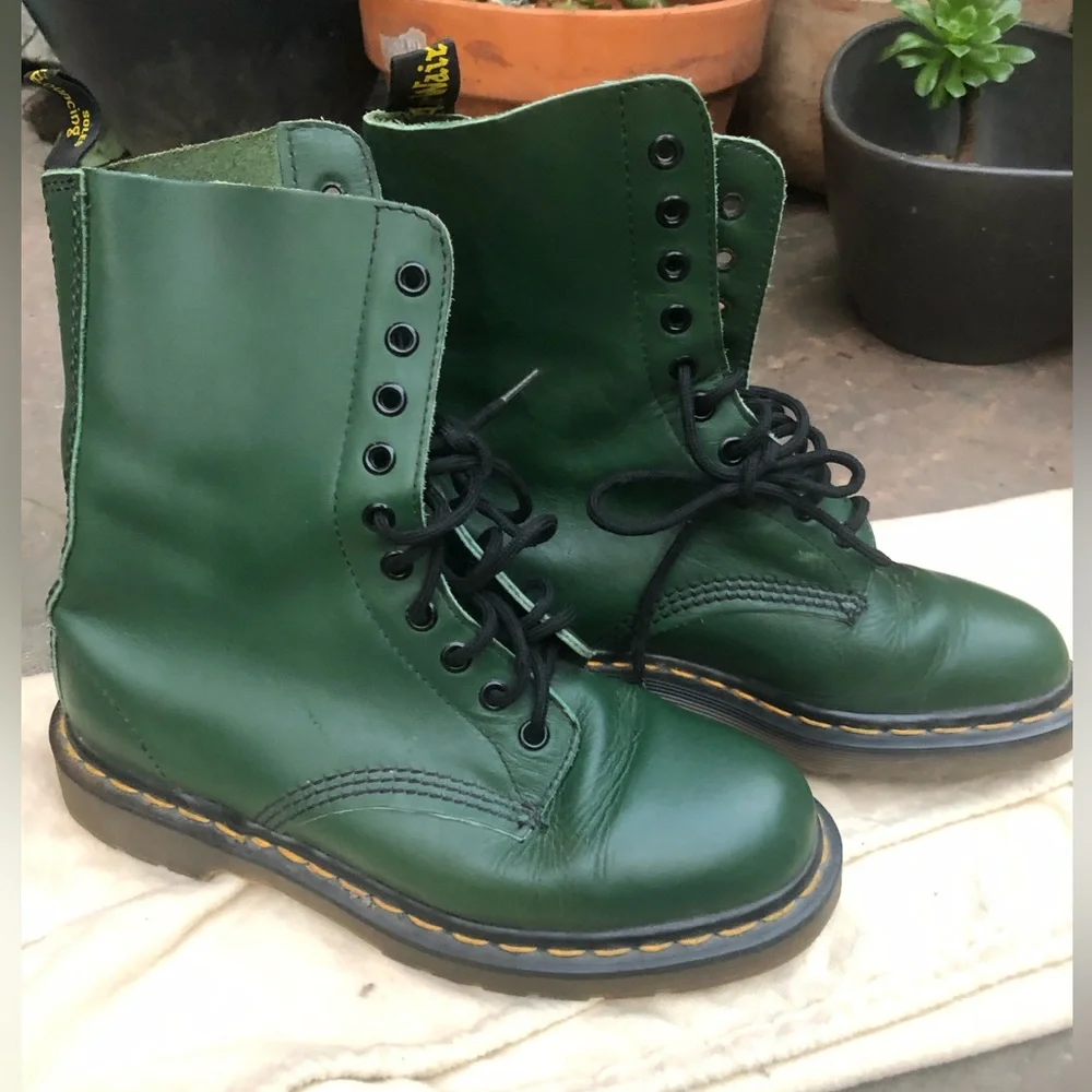 ๐ฏ ๐คฉOG *MADE IN ENGLAND* GREEN ANKLE DOC MARTEN BOOTS!๐๐ - Picture 1 of 15